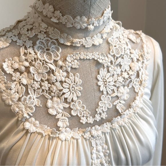 Vintage 1970’s Lace Wedding Gown - Picture 9 of 10